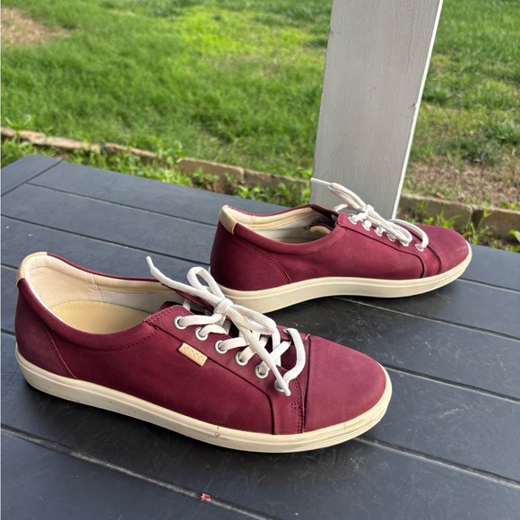 Ecco Burgundy Sneakers with Cream Laces - Picture 2 of 6